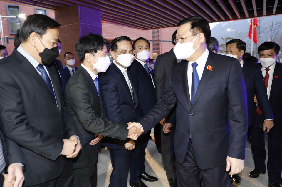 Chiều 14/12, tại thủ đô Seoul, Chủ tịch Quốc hội Vương Đình Huệ đến thăm và đặt biển tên trụ sở mới của Đại sứ quán Việt Nam tại Hàn Quốc. (Ảnh: Doãn Tấn/TTXVN)