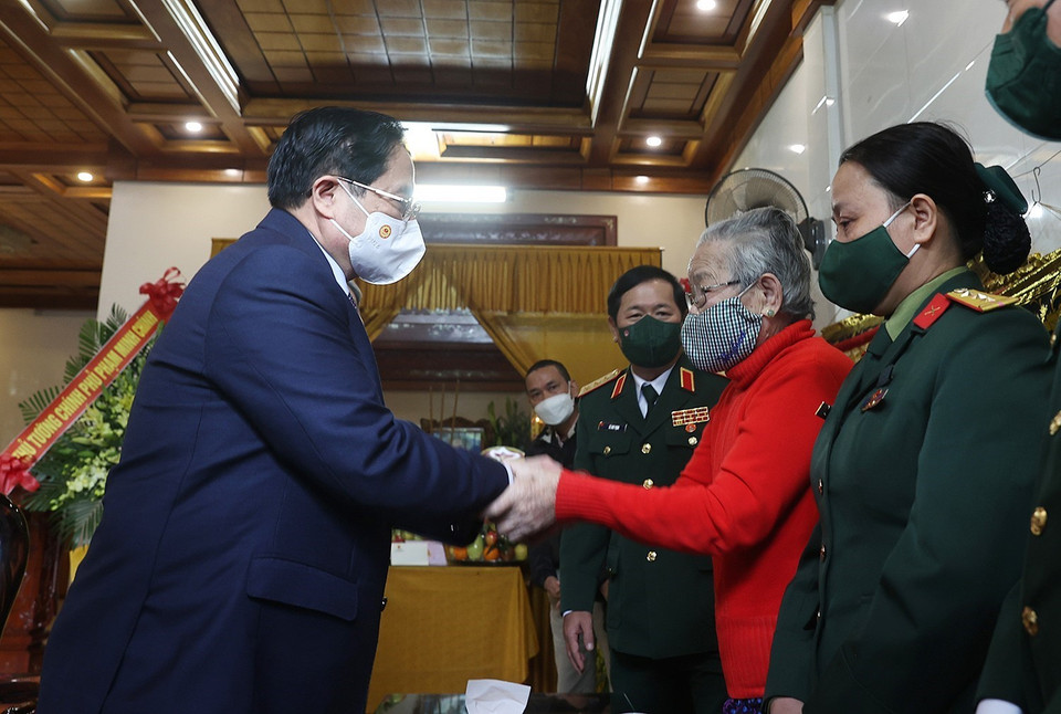 Thủ tướng Phạm Minh Chính thăm, động viên gia đình Thiếu tướng Nguyễn Văn Man, nguyên Phó Tư lệnh Quân khu 4 đã hy sinh trong khi làm nhiệm vụ cứu hộ, cứu nạn tại Thủy điện Rào Trăng 3. (Ảnh: Dương Giang/TTXVN)