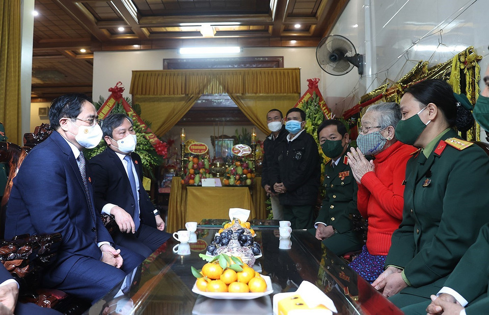 Thủ tướng Phạm Minh Chính thăm, động viên gia đình Thiếu tướng Nguyễn Văn Man, nguyên Phó Tư lệnh Quân khu 4 đã hy sinh trong khi làm nhiệm vụ cứu hộ, cứu nạn tại Thủy điện Rào Trăng 3. (Ảnh: Dương Giang/TTXVN)