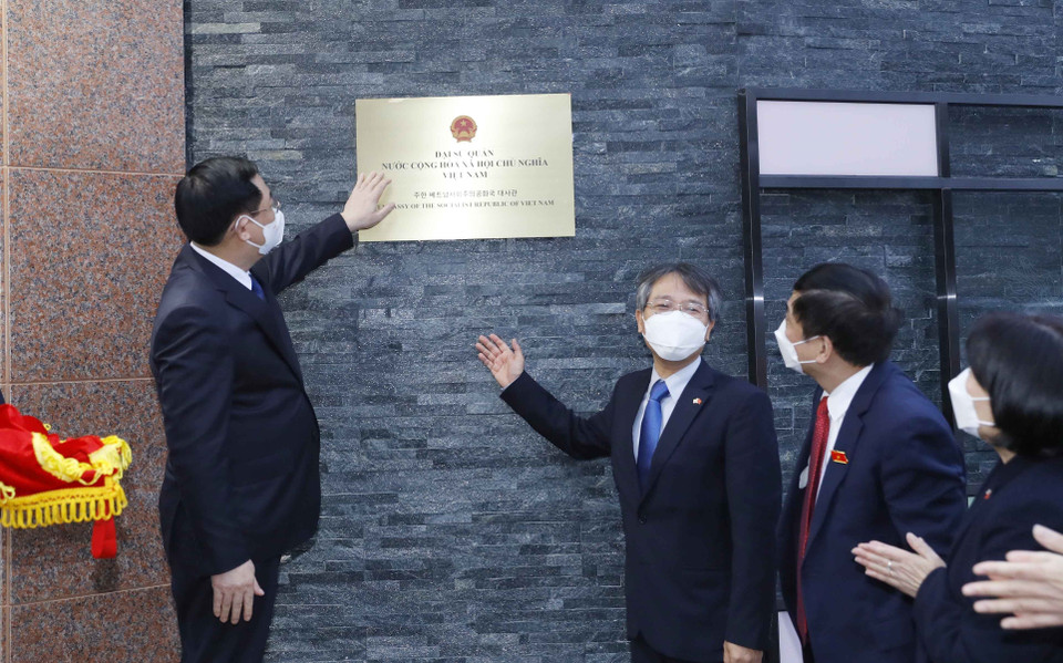 Chủ tịch Quốc hội Vương Đình Huệ đặt biển tên trụ sở mới Đại sứ quán Việt Nam tại Hàn Quốc. (Ảnh: Doãn Tấn/TTXVN)