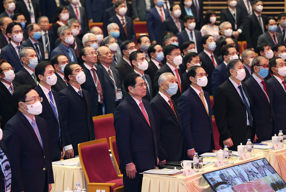 Thủ tướng Phạm Minh Chính và các đại biểu thực hiện nghi lễ chào cờ tại Hội nghị Ngoại giao 31. (Ảnh: Dương Giang/TTXVN).