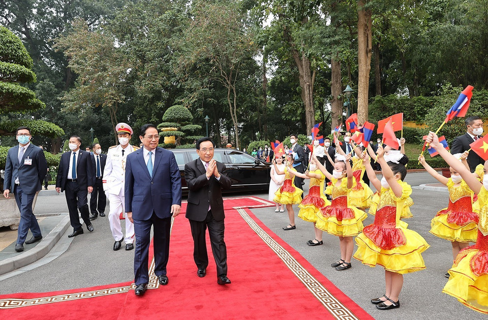 Thủ tướng Phạm Minh Chính đón Thủ tướng Lào Phankham Viphavanh. (Ảnh: Dương Giang/TXVN)
