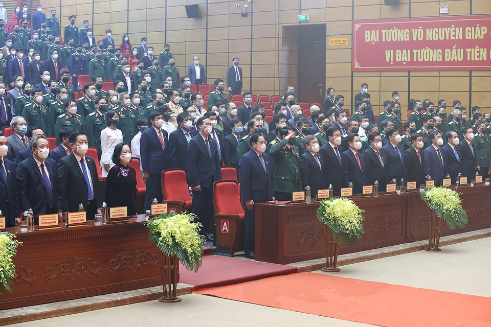 Thủ tướng Phạm Minh Chính và các đại biểu thực hiện nghi lễ chào cờ. (Ảnh: Dương Giang/TTXVN)