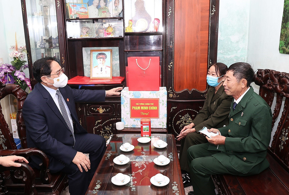 Thủ tướng Phạm Minh Chính thăm, động viên thương binh nặng (hạng 1/4) Trần Kiên Cường và gia đình. (Ảnh: Dương Giang/TTXVN)