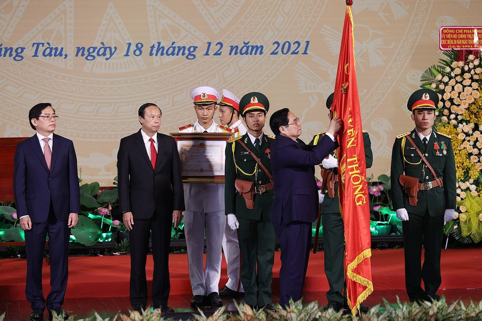 Thủ tướng Phạm Minh Chính gắn Huân chương Độc lập hạng Nhất lên cờ truyền thống của tỉnh Bà Rịa-Vũng Tàu. (Ảnh: Dương Giang/TTXVN)