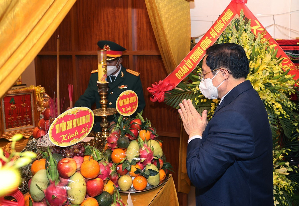 Thủ tướng Phạm Minh Chính thắp hương tưởng niệm Thiếu tướng Nguyễn Văn Man, nguyên Phó Tư lệnh Quân khu 4 đã hy sinh trong khi làm nhiệm vụ cứu hộ, cứu nạn tại Thủy điện Rào Trăng 3. (Ảnh: Dương Giang/TTXVN)