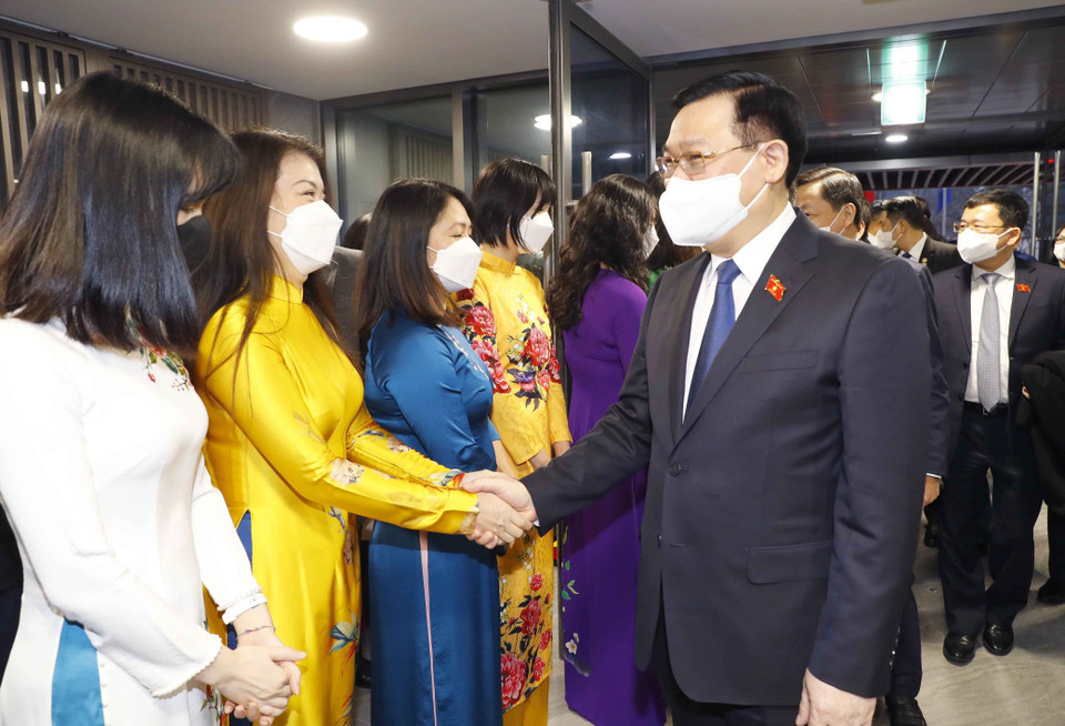 Chủ tịch Quốc hội Vương Đình Huệ với cán bộ, nhân viên Đại sứ quán Việt Nam tại Hàn Quốc. (Ảnh: Doãn Tấn/TTXVN)