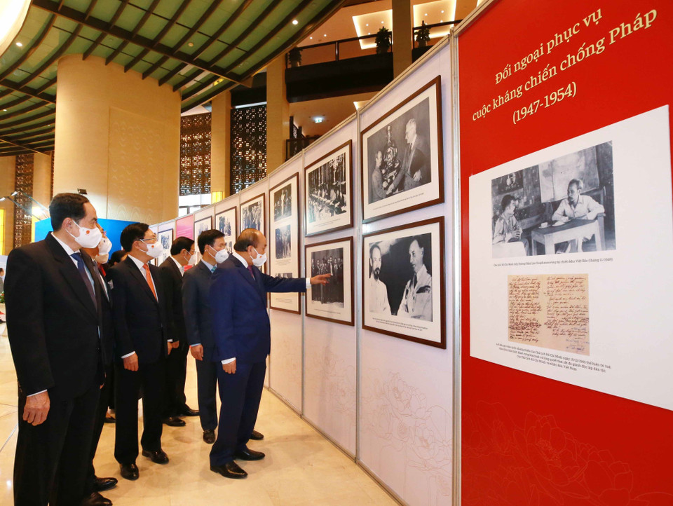 Hình ảnh lãnh đạo Đảng, Nhà nước tham quan triển lãm thành tựu đối ngoại Việt Nam qua các thời kỳ. (Ảnh: Phương Hoa/TTXVN)