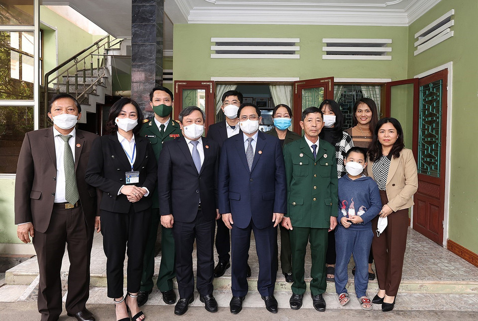Thủ tướng Phạm Minh Chính thăm, động viên thương binh nặng (hạng 1/4) Trần Kiên Cường và gia đình. (Ảnh: Dương Giang/TTXVN)