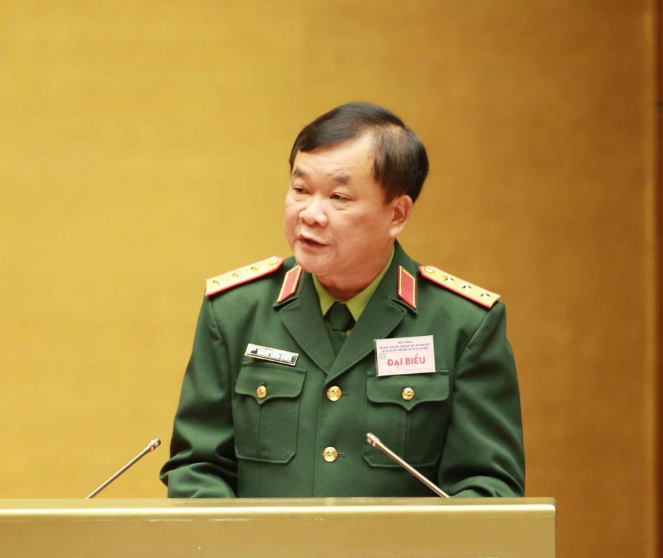 Thượng tướng Hoàng Xuân Chiến, Ủy viên Trung ương Đảng, Thứ trưởng Bộ Quốc phòng trình bày tham luận tại hội nghị. (Ảnh: Phương Hoa/TTXVN)