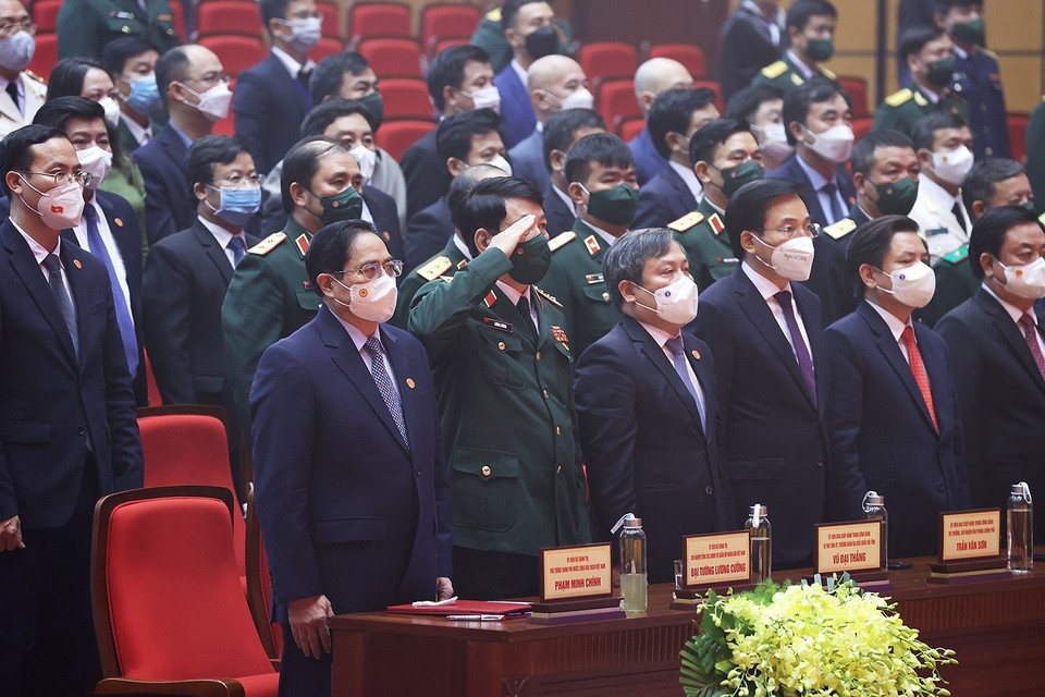 Hình ảnh Thủ tướng Phạm Minh Chính và các đại biểu thực hiện nghi lễ chào cờ. (Ảnh: Dương Giang/TTXVN)