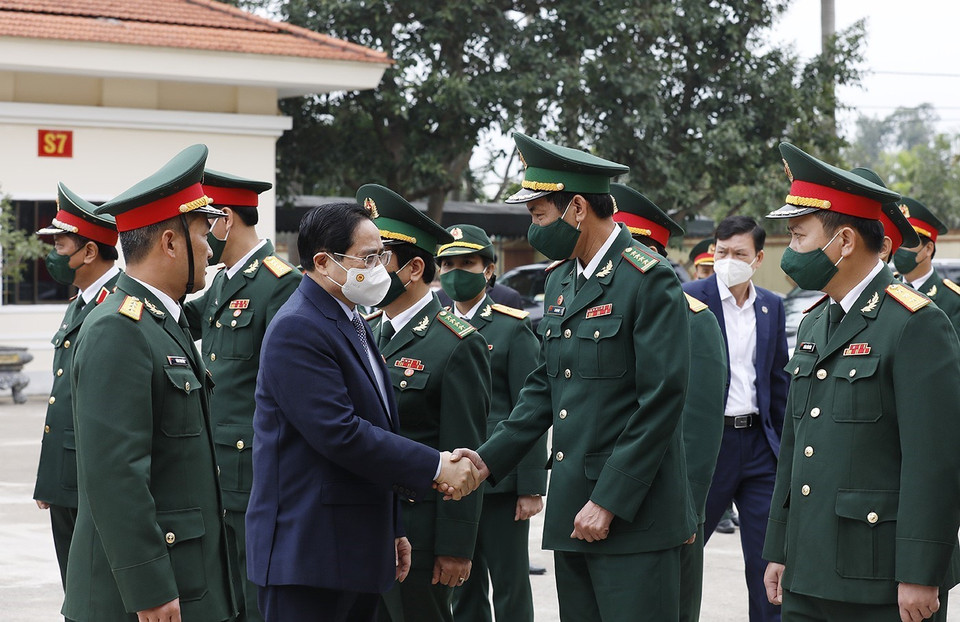 Nhân kỷ niệm 77 năm Ngày thành lập Quân đội nhân dân Việt Nam và 32 năm Ngày hội quốc phòng toàn dân, sáng 22/12, Thủ tướng Phạm Minh Chính đến thăm cán bộ, chiến sỹ Bộ Chỉ huy quân sự tỉnh Quảng Bình. (Ảnh: Dương Giang/TTXVN)
