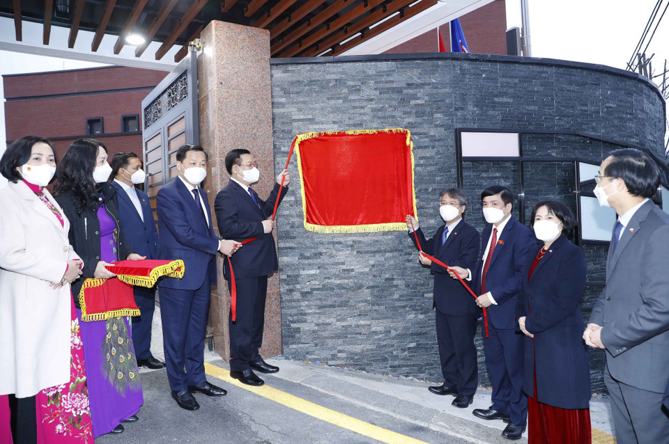 Chủ tịch Quốc hội Vương Đình Huệ kéo băng khánh thành và đặt biển tên trụ sở mới Đại sứ quán Việt Nam tại Hàn Quốc. (Ảnh: Doãn Tấn/TTXVN)