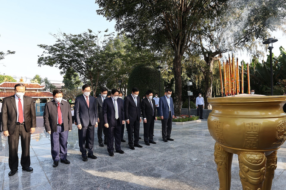 Thủ tướng Phạm Minh Chính và đoàn công tác đến dâng hương tưởng niệm Anh hùng liệt sỹ Võ Thị Sáu tại thị trấn Đất Đỏ. (Ảnh: Dương Giang/TTXVN)