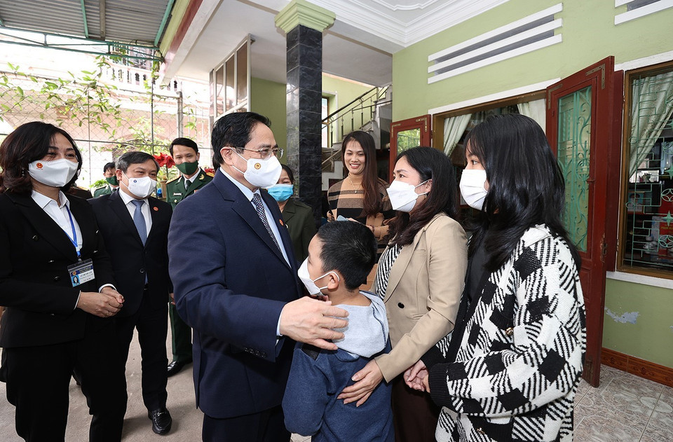 Thủ tướng Phạm Minh Chính thăm, động viên thương binh nặng (hạng 1/4) Trần Kiên Cường và gia đình. (Ảnh: Dương Giang/TTXVN)