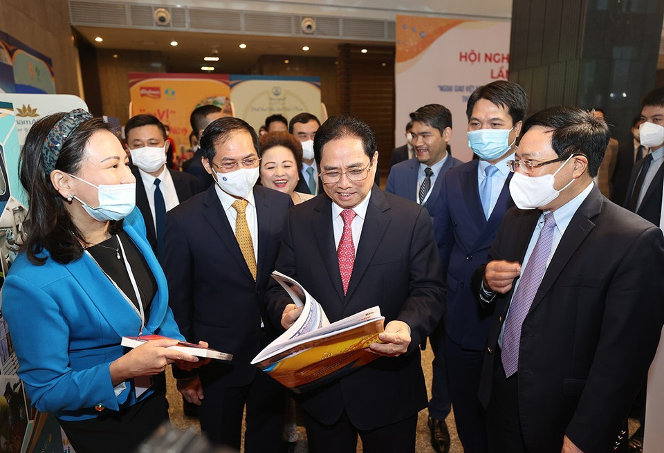 Thủ tướng Phạm Minh Chính và các đại biểu tham quan trưng bày sách, báo, tạp chí về các hoạt động ngoại giao của Việt Nam. (Ảnh: Dương Giang/TTXVN)