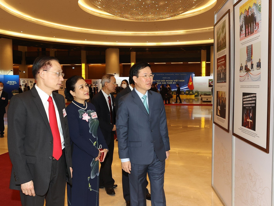 Thường trực Ban Bí thư Võ Văn Thưởng cùng các lãnh đạo Đảng, Nhà nước tham quan triển lãm thành tựu đối ngoại Việt Nam qua các thời kỳ. (Ảnh: Trí Dũng/TTXVN)