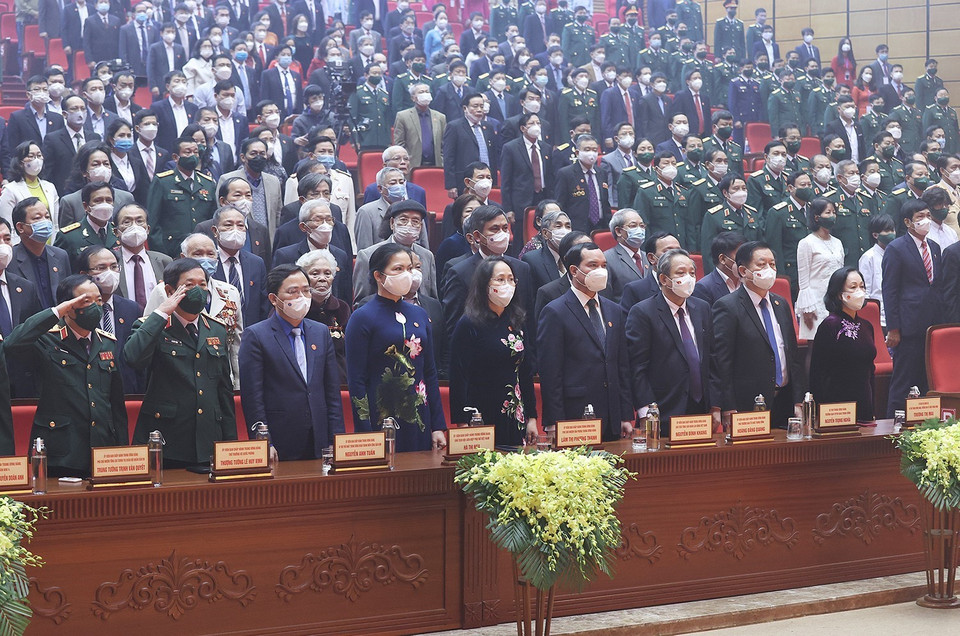 Các đại biểu thực hiện nghi lễ chào cờ. (Ảnh: Dương Giang/TTXVN)