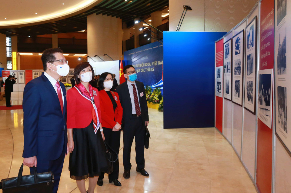 Đại biểu tham quan triển lãm thành tựu đối ngoại Việt Nam qua các thời kỳ. (Ảnh: Phương Hoa/TTXVN)