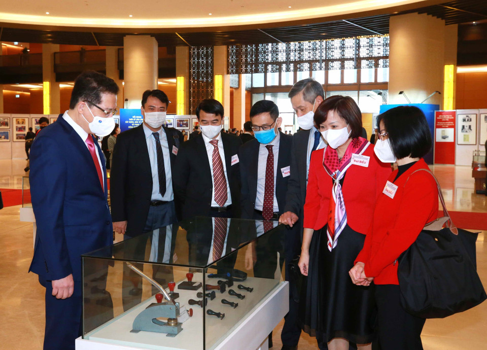 Đại biểu tham quan triển lãm thành tựu đối ngoại Việt Nam qua các thời kỳ. (Ảnh: Phương Hoa/TTXVN)