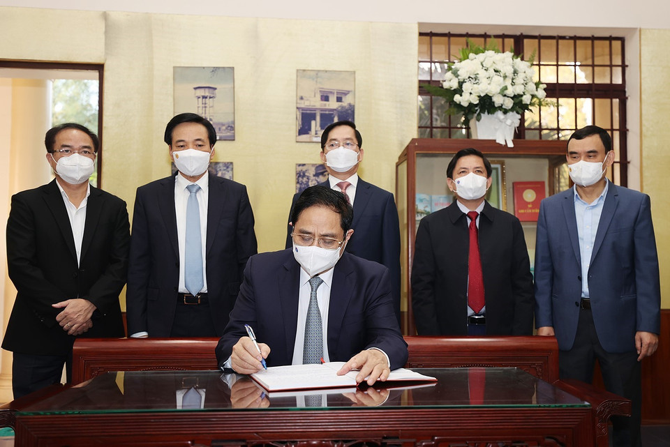 Thủ tướng Phạm Minh Chính viết lưu niệm tại Đền thờ Anh hùng liệt sỹ Võ Thị Sáu. (Ảnh: Dương Giang/TTXVN)