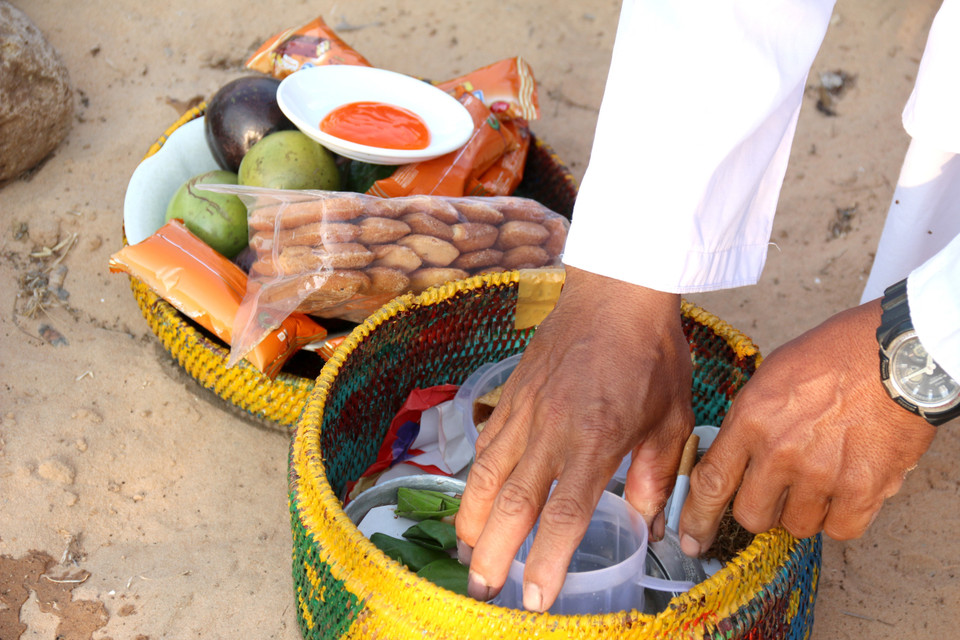 Đồ cúng trong lễ tảo mộ của người Chăm khá đơn giản và không theo quy chuẩn nào cả, tùy vào điều kiện từng gia đình có gì thì cúng cái đó. (Ảnh: Nguyễn Thanh/TTXVN)