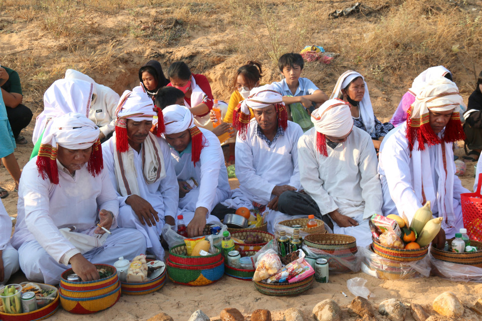 Đồ cúng trong lễ tảo mộ của người Chăm khá đơn giản và không theo quy chuẩn nào cả, tùy vào điều kiện từng gia đình có gì thì cúng cái đó.(Ảnh: Nguyễn Thanh/TTXVN)