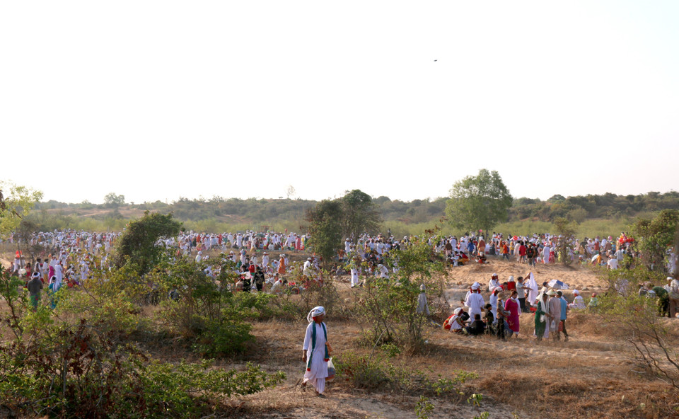 Hàng nghìn người đã tập trung về khu mộ người Chăm (hay còn gọi là động đỏ) ở xã Phan Rí Thành, huyện Bắc Bình (Bình Thuận) để thực hiện nghi thức tảo mộ ông bà, tổ tiên.(Ảnh: Nguyễn Thanh/TTXVN)
