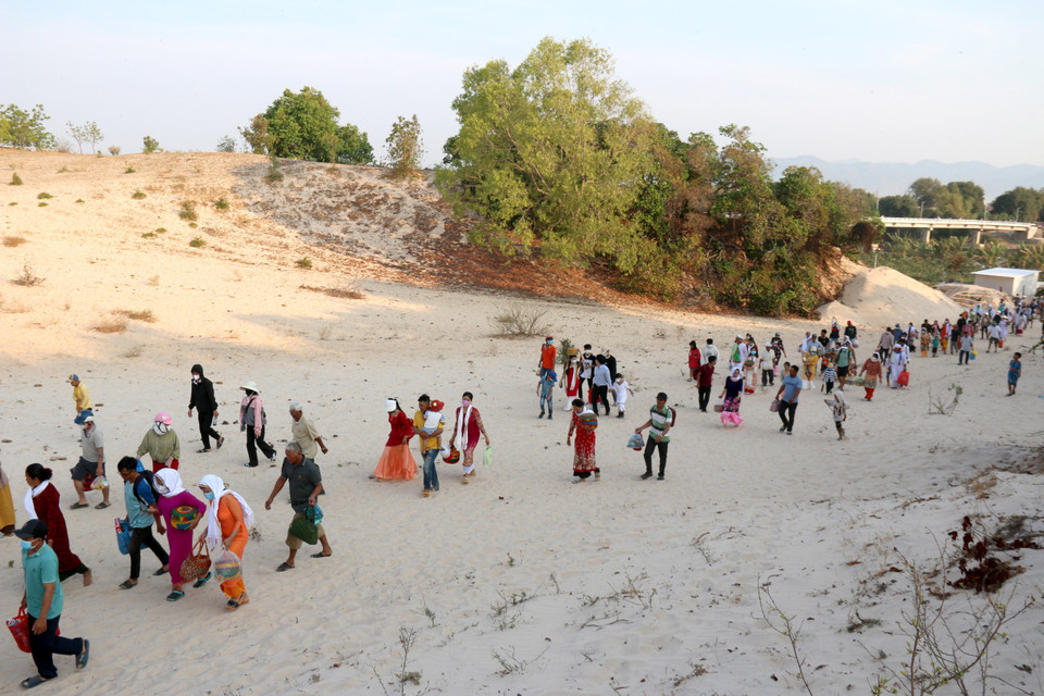 Để đến được khu mộ Chăm, người dân phải đi bộ khá xa qua nhiều động cát. (Ảnh: Nguyễn Thanh/TTXVN)