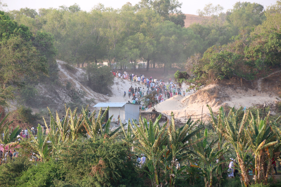 Để đến được khu mộ Chăm, người dân phải đi bộ khá xa qua nhiều động cát. (Ảnh: Nguyễn Thanh/TTXVN)