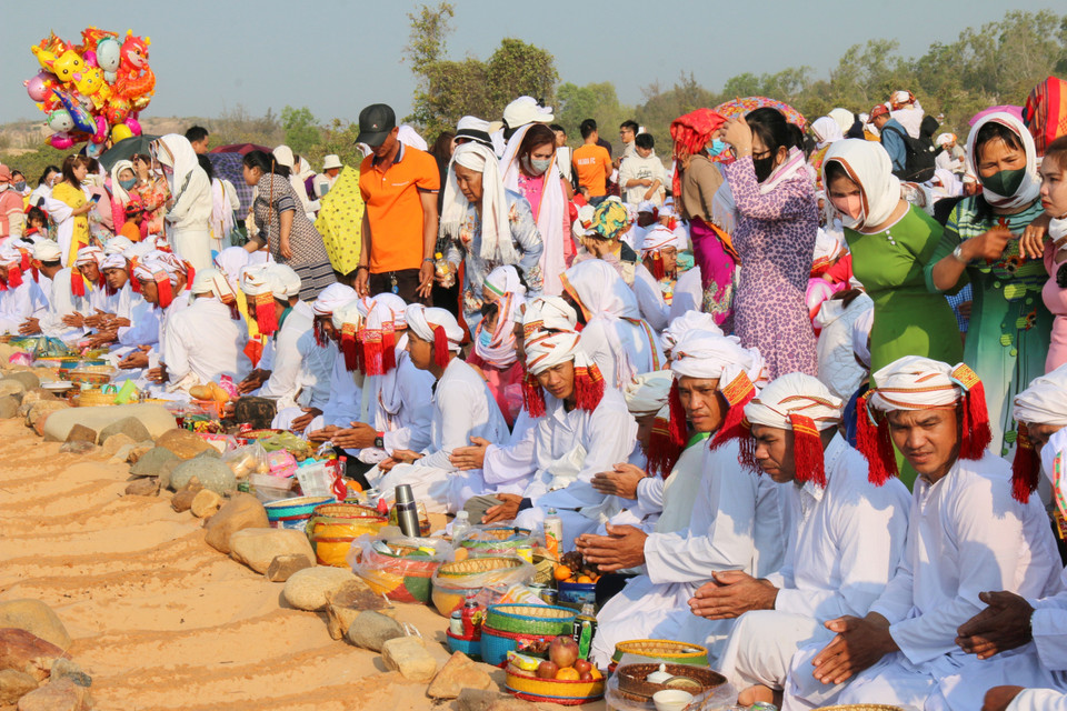 Thực hiện nghi thức cúng trong Lễ tảo mộ của đồng bào Chăm theo đạo Hồi giáo (Bà Ni) ở Bình Thuận. (Ảnh: Nguyễn Thanh/TTXVN)