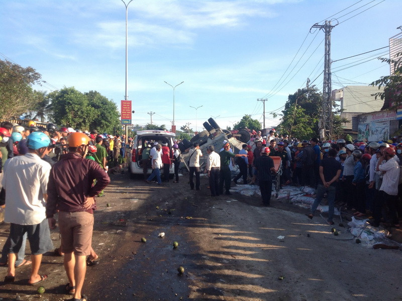  Xe cứu thương có mặt tại hiện trường đưa các nạn nhân đi cấp cứu. (Ảnh: Hoài Nam/TTXVN)