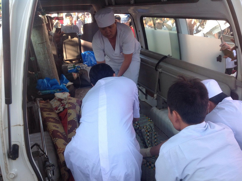  Xe cứu thương có mặt tại hiện trường đưa các nạn nhân đi cấp cứu. (Ảnh: Hoài Nam/TTXVN)