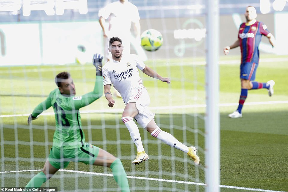 ...và Federico Valverde đã không bỏ lỡ cơ hội ghi bàn thắng với pha dứt điểm lạnh lùng hạ gục thủ thành Neto. (Nguồn: Getty Images)