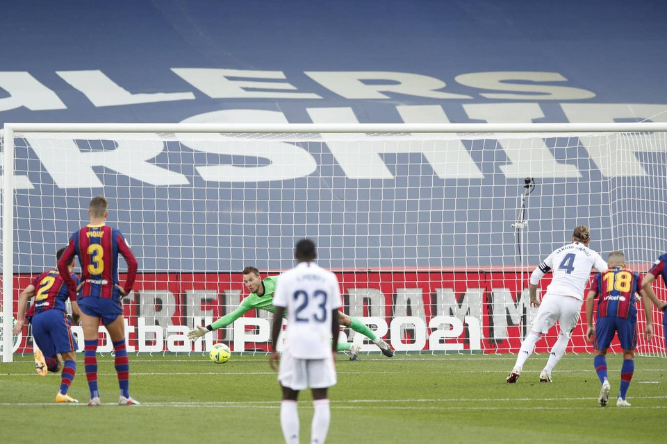 Trên chấm 11m, Ramos đích thân là người thực hiện sút phạt. (Nguồn: Reuters)