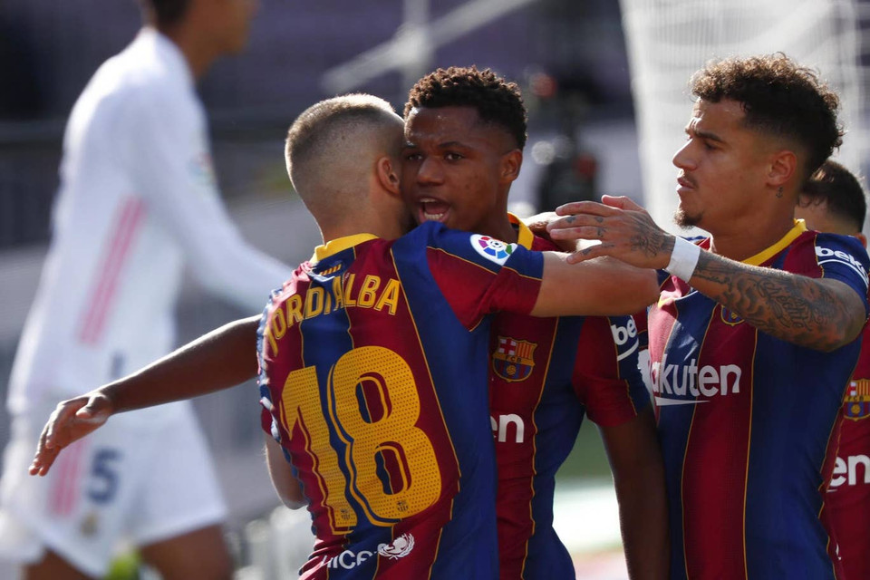 ...để có bàn thắng gỡ hòa của Ansu Fati - cầu thủ đi vào lịch sử khi trở thành cầu thủ trẻ tuổi thứ 2 ghi bàn ở 'Siêu kinh điển.' (Nguồn: AP)