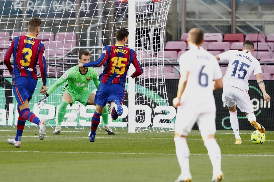 Ngay phút thứ 5 của trận đấu, Real Madrid đã có được cơ hội nguy hiểm... (Nguồn: AP)