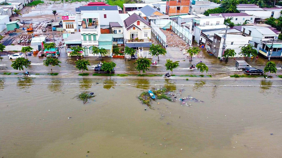 Tuyến đường ven hồ Búng Xáng, quận Ninh Kiều ngập lênh láng sáng 19/10. (Ảnh: Thanh Liêm/TTXVN)