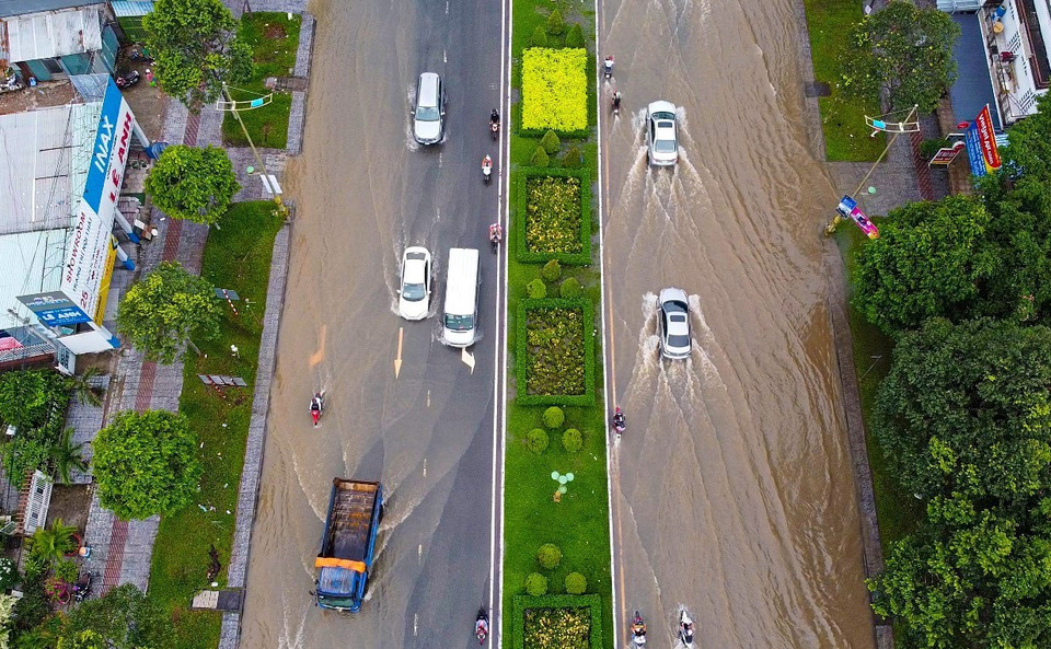 Nước ngập trên đường Võ Văn Kiệt, quận Ninh Kiều. (Ảnh: Thanh Liêm/TTXVN)