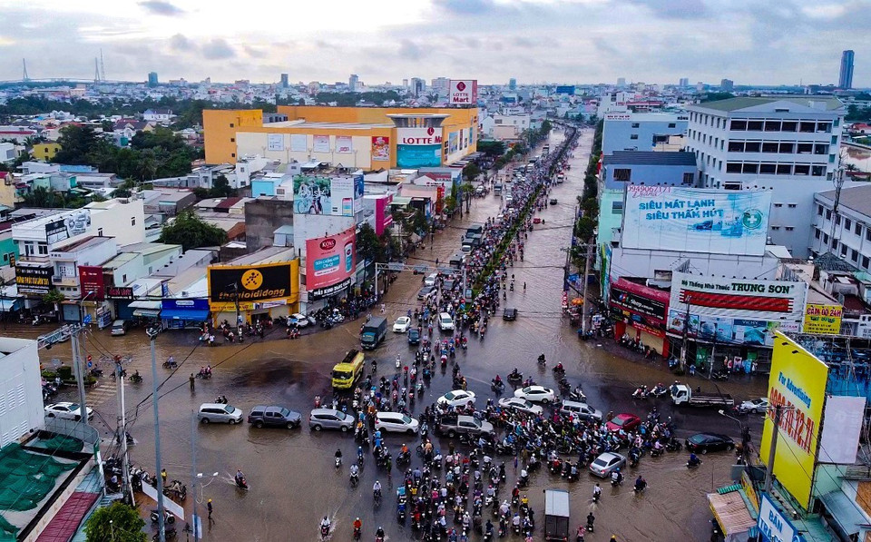 Nút giao đường Nguyễn Văn Cừ-Mậu Thân bị ngập sáng 19/10, các phương tiện di chuyển khó khăn. (Ảnh: Thanh Liêm/TTXVN)