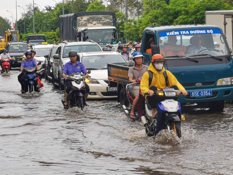 Nước ngập trên đường Nguyễn Văn Cừ, quận Ninh Kiều sáng 19/10.(Ảnh: Thanh Liêm/TTXVN)