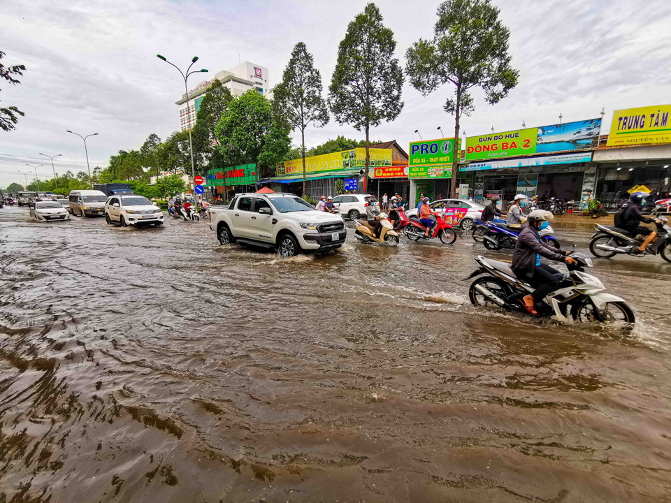 Nước ngập trên đường Nguyễn Văn Cừ, quận Ninh Kiều sáng 19/10. (Ảnh: Thanh Liêm/TTXVN)