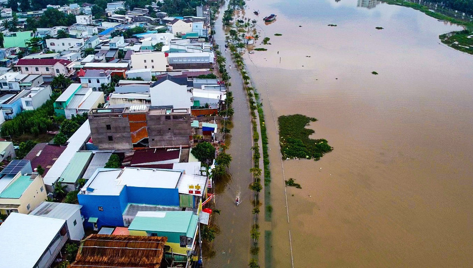 Tuyến đường ven hồ Búng Xáng, quận Ninh Kiều ngập lênh láng sáng 19/10. (Ảnh: Thanh Liêm/TTXVN)
