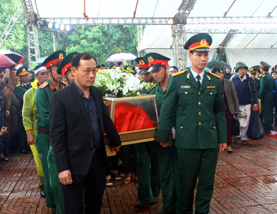 Lễ an táng các liệt sỹ tại Nghĩa trang Liệt sỹ thành phố Vinh. (Ảnh: Tá Chuyên/TTXVN)