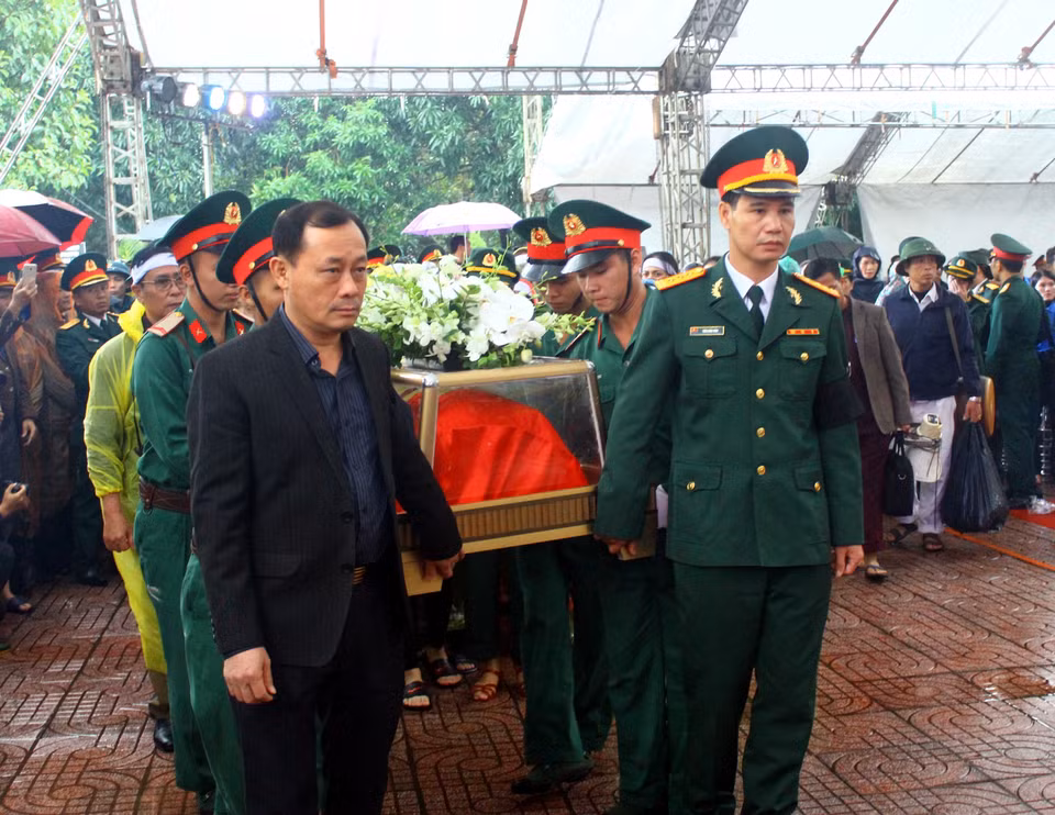 Lễ an táng các liệt sỹ tại Nghĩa trang Liệt sỹ thành phố Vinh. (Ảnh: Tá Chuyên/TTXVN)