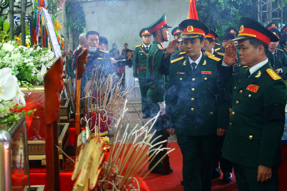 Lãnh đạo các đơn vị Lực lượng vũ trang tỉnh Nghệ An tưởng niệm trước anh linh các liệt sỹ. (Ảnh: Tá Chuyên/TTXVN)