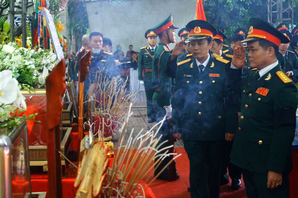 Lãnh đạo các đơn vị Lực lượng vũ trang tỉnh Nghệ An tưởng niệm trước anh linh các liệt sỹ. (Ảnh: Tá Chuyên/TTXVN)