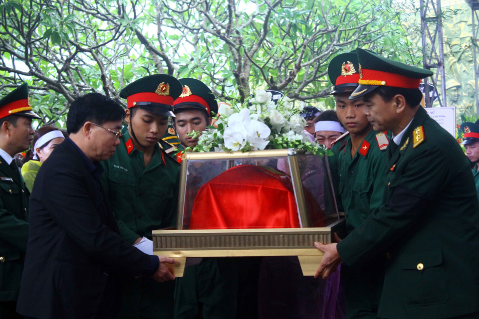 Di chuyển hài cốt để án táng các liệt sỹ tại Nghĩa trang Liệt sỹ thành phố Vinh. (Ảnh: Tá Chuyên/TTXVN)