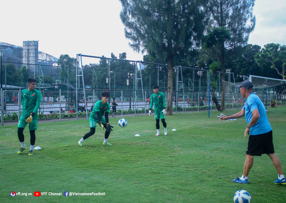 U19 Việt Nam chỉ tập nhẹ giúp cho các cầu thủ đá chính phục hồi nhằm đảm bảo thể trạng cho trận gặp U19 Philippines. (Nguồn: VFF)