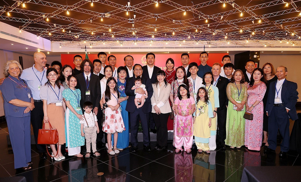 Thủ tướng Phạm Minh Chính với đại diện cộng đồng người Việt Nam tại Brazil. (Ảnh: Dương Giang/TTXVN)